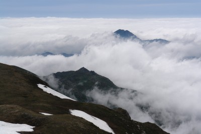 83 - Crinale Antoroto e Galero nella nebbia piÃ¹ da lontano.jpg