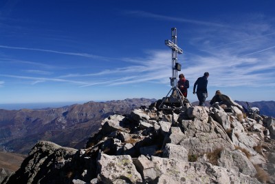 34 - Croce vetta Rocca dell'Abisso e Alpi Liguri sullo sfondo.jpg