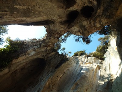 100 - Grotta dell'Edera guardando verso l'alto piÃ¹ da lontano.JPG