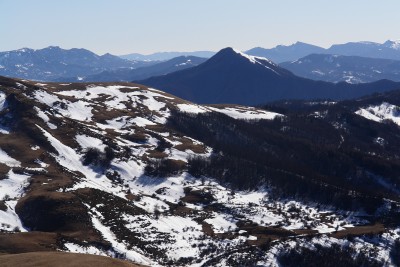 41 - Chiazze di neve Alfeo Penna e Aiona salendo all'Ebro.JPG