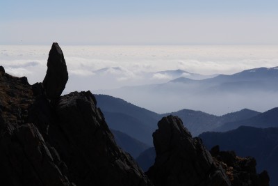 018 - Guglia di roccia in Gola delle Scaglie e cime che spuntano nella nebbia.jpg