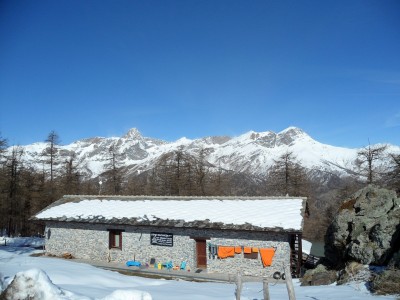 il rifugio la sousto dal col ad inizio percorso