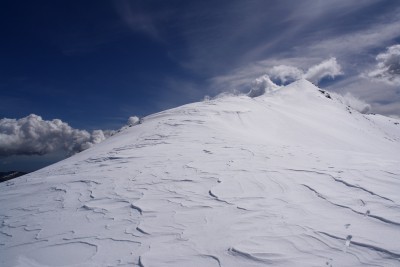 069 - Onde di neve e vetta Nebin.JPG